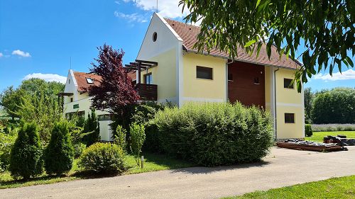 44017 Das Hotel befindet sich in einem unvergleichbaren wunderschönen Naturgebiet in der Nähe des Thermalbades von Zalakaros, in einer 10 Hektar großen unberührten Gegend.
Zu der Immobilie gehört auch einen See mit der Grundfläche von 1,8 Hektar.