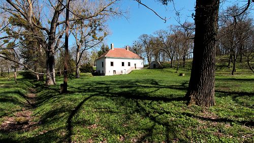 44027 Villa mit herrlichem alten Park, Trinkwasserbrunnen und eigenen Wasserturm in einer malerischen Umgebung zu Verkaufen!