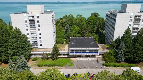 44079 In Balatonszárszó, located on the shoreline of lake Balaton, there are mezzanine-level, ready-to-build apartments (81 m2 - 129 m2) for sale. The new electric shop port is 50 meters away.
For more information, please contact our sales colleagues!