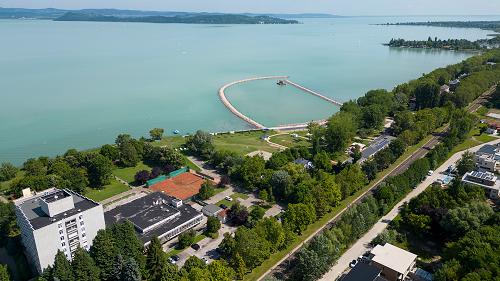 44080 In Balatonszárszó, it is a project for constructing of several holiday units for sale on the 1,853 m2 area of a property currently functioning as a resort. In connection with the details of the real estate, please contact our sales colleagues.