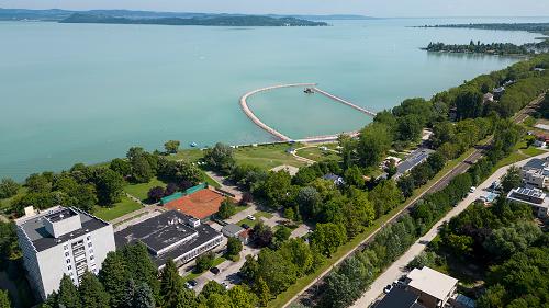 44080 In Balatonszárszó ist die zur Zeit als Ferienheim funktionierende Immobilie auf einem Grundstück von 1853 m2 als Projekt für Bau von mehreren Ferieneinheiten zu verkaufen. 