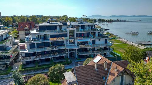 55185 For sale: a high-quality apartment with a panoramic view of Lake Balaton, ideally located right by the water, making it a perfect choice for relaxation and recreation. 