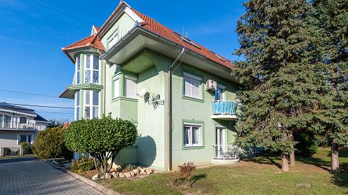 55198 Diese Erdgeschosswohnung mit Balkon im grünen Viertel von Hévíz ist die ideale Wahl für alle, die ein ruhiges und komfortables Zuhause suchen.