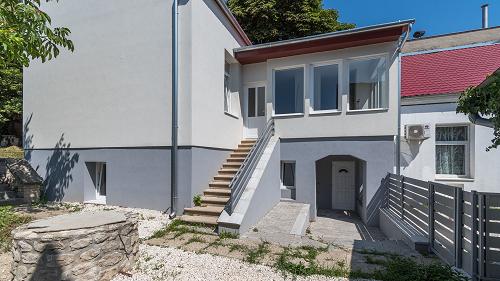55221 For sale in the heart of Keszthely: a beautifully renovated, elegant bourgeois apartment.