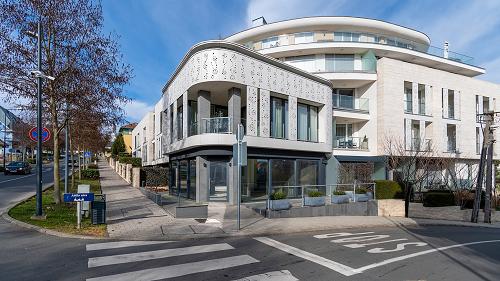 55278 In the heart of Hévíz, a premium apartment is for sale, fully furnished, with two bedrooms, two bathrooms, a guest WC, private garden and parking, heat pump heating and ceiling cooling – ready for immediate occupancy.