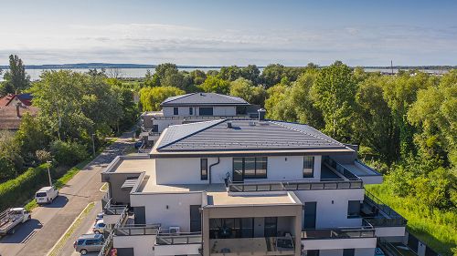 56040 9 Minuten vom Plattensee-Ufer entfernt ist die Penthouse Wohnung von ausgezeichneter Qualität zu verkaufen.