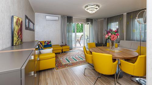 56115 In the heart of the town Hévíz, in a condominium with an elevator, a really impressive & modern flat - that meets everyday needs - is for sale. The selling price includes: premium furniture, built-in wardrobes and first-class wallpapers.