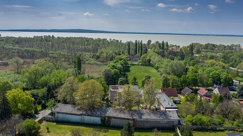 66001 Pension with 38 rooms and a restaurant capable to serve 150 guest is for sale 300 metres form Lake Balaton and 200 metres from the New Yacht Club. It needs complete reconstruction!