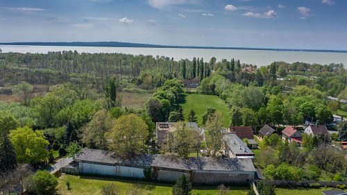 66001 300 m von Plattensee entfernt; 38 Appartement sind zu gestalten; renovierungsbedürftig; in 200 m befindet sich ein Yachthafen. Restaurant-Küche ist für 150 Personen geeignet.