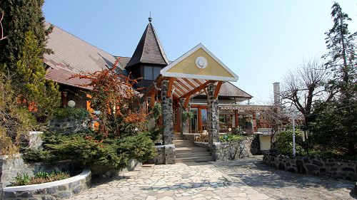 66097 Well known, traditional style, small family hotel with 17 rooms is for sale in Gyenesdiás, close to te lake Balaton.
