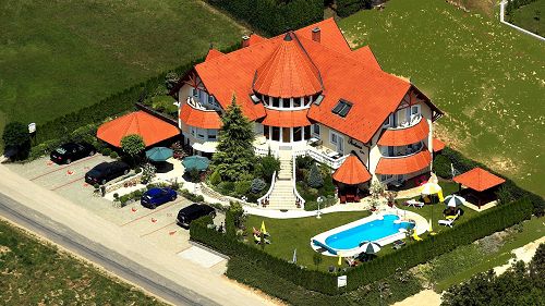 66099 In der Nähe des Stadtzentrums von Hévíz ist die Villa von einzigartiger geographischen Lage zu verkaufen! Diese familiäre, erstklassige Pension mit 13 Zimmern hat einen breiten Gästekreis, die mit Einrichtungen von hoher Qualität zu verkaufen ist. 