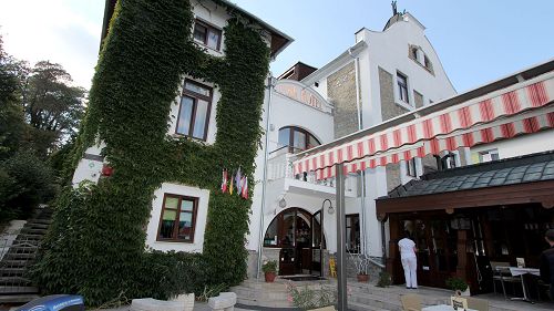 66120 In the center of Hévíz, right next to the thermal lake, hotel, restaurant and brasserie are for sale.