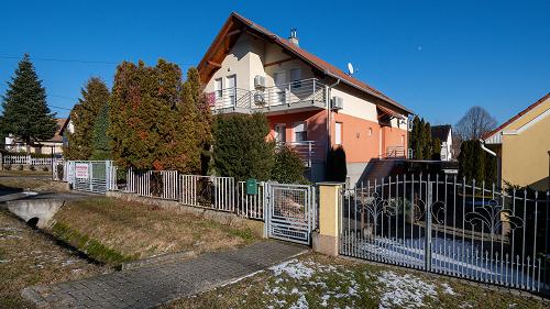 66162 This continuously maintained apartment house -, in which there are eight apartments, - offers an excellent investment opportunity.