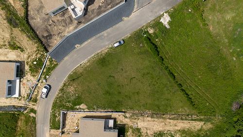 77212 Auf dem Bergrücken des Zala-Tals in Zalacsány ist das Baugrundstück mit ewigem Panorama und mit allen Kommunalwerken zu verkaufen. Man hat schöne Aussicht auf den bauenden Golfplatzes Zalasprings und auf das Thermalbad in Kehidakustány.