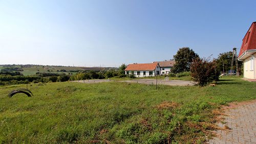 77319 On the western part of Hévíz it is a building plot - with prepared grounds - for sale.
The fundament could be a ground floor of a condominium with 4 flats, all of the public utilities are given.