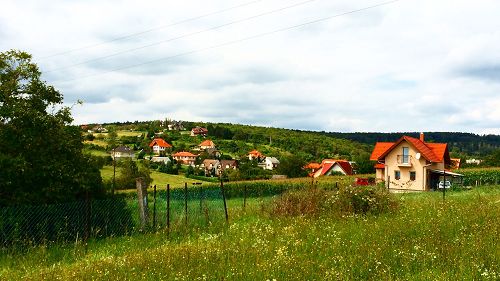 77332 In Cserszegtomaj, am Ende einer Sackgasse ist das Baugrundstück mit Panorama auf das Tal zu verkaufen. Alle Kommunalwerke stehen zur Verfügung.