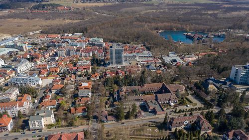 77393 In dem Stadtzentrum von Hévíz, nur 5 Minuten Spaziergang vom Thermalsee ist das Baugrundstück zu verkaufen. Auf dem Gebiet kann ein Hotel oder ein Appartementhaus aufgebaut werden, aus gewerblichem Ziel.