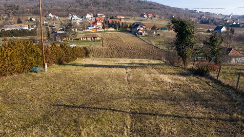 77438 In Cserszegtomaj it is a building plot for sale. The public utilities are located on the street, in front of the plot. Another great advantage is that the area has two entrances, it is accessible from the lower and upper part by an asphalted road. 