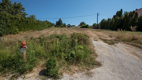 77465 In a quiet part of Keszthely-Kertváros, it is a beautiful large inland plot for sale. Public utilities such as water, gas, electricity are reachable in the street, in front of the lot.