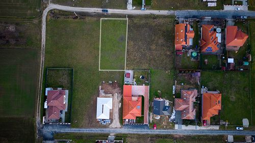 77477 Zum Verkauf steht ein Baugrundstück mit Panoramablick. Ideal für ein Haus im Bungalowstil, 40% des Grundstücks können bebaut werden.