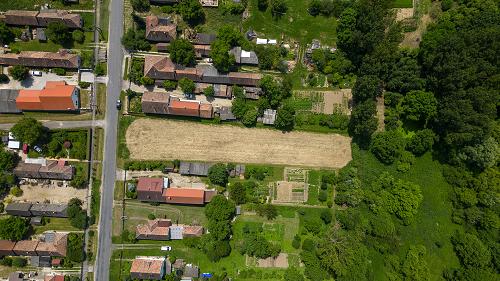 77491 Baugrundstück in Kehidakustány zu verkaufen, das zu 30% bebaubar ist. Das Grundstück ist nur fünf Minuten von dem beliebten Thermalbad entfernt.