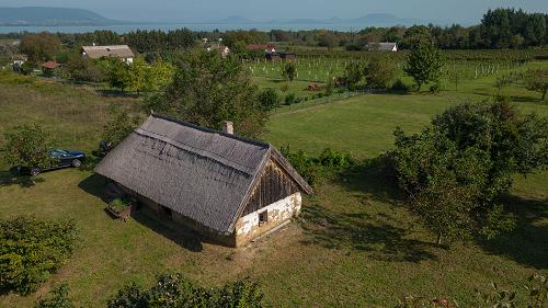 77499 Combined with a wonderful view and peace, a mud-walled house with a thatched roof and a large plot is for sale on the Balatonberény hill. The building should be renovated.