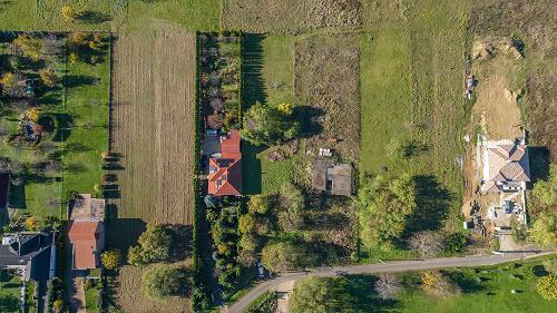 77513 Baugrundstück in ruhiger Umgebung ist zu verkaufen. Die Baumethode erfolgt seitlich und die größte Einbaufläche beträgt 30%. Wasser, Gas und Strom befinden sich auf der Straße vor dem Grundstück.