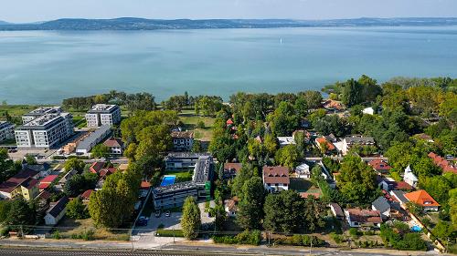 77537 The property is located 120 meters from one of the largest and most beautiful free beaches of Lake Balaton, the Virág Strand. The plot features two buildings that were previously used as vacation homes, which can still be utilized after modernization.