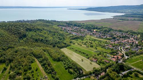 77574 Von dem beeindruckenden, zusammenhängenden Grundstück mit einer Gesamtfläche von 1,5 Hektar.