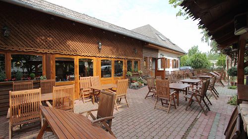 88064 Well known, popular restaurant with complete furniture and accessories is for sale at the north shoreline of lake Balaton.