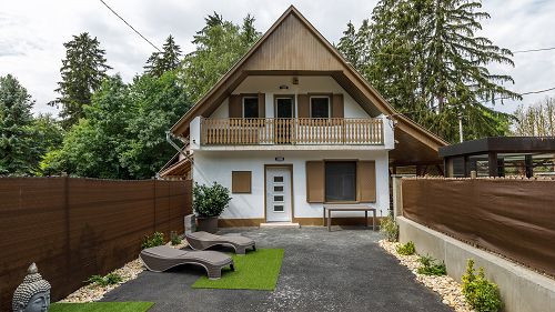 88124 To the attention of those who are seeking for peace and quiet: it is a stylishly renovated holiday home or property that can even be converted into shops is for sale next to the Szajki lakes.