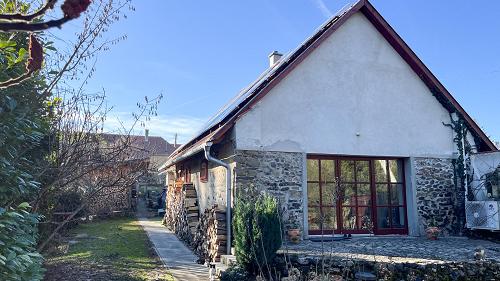 K33699 Loft-like house in western Hungary in a quiet location next to the famous wine region of Somló with its numerous wine towns and winemakers.